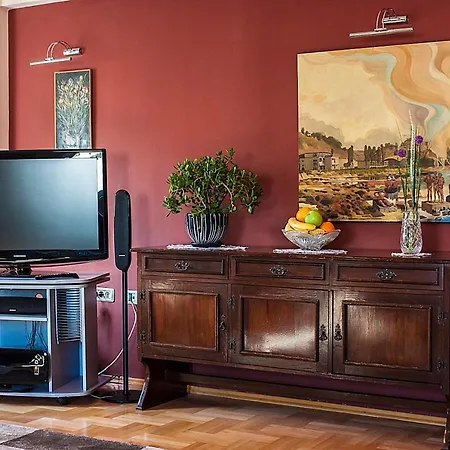 Spacious 3 Bedroom Near Park & Zoo - Perfect For Family Apartment