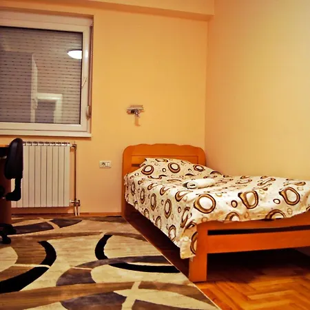 Spacious 3 Bedroom Near Park & Zoo - Perfect For Family Apartment