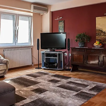 Spacious 3 Bedroom Near Park & Zoo - Perfect For Family